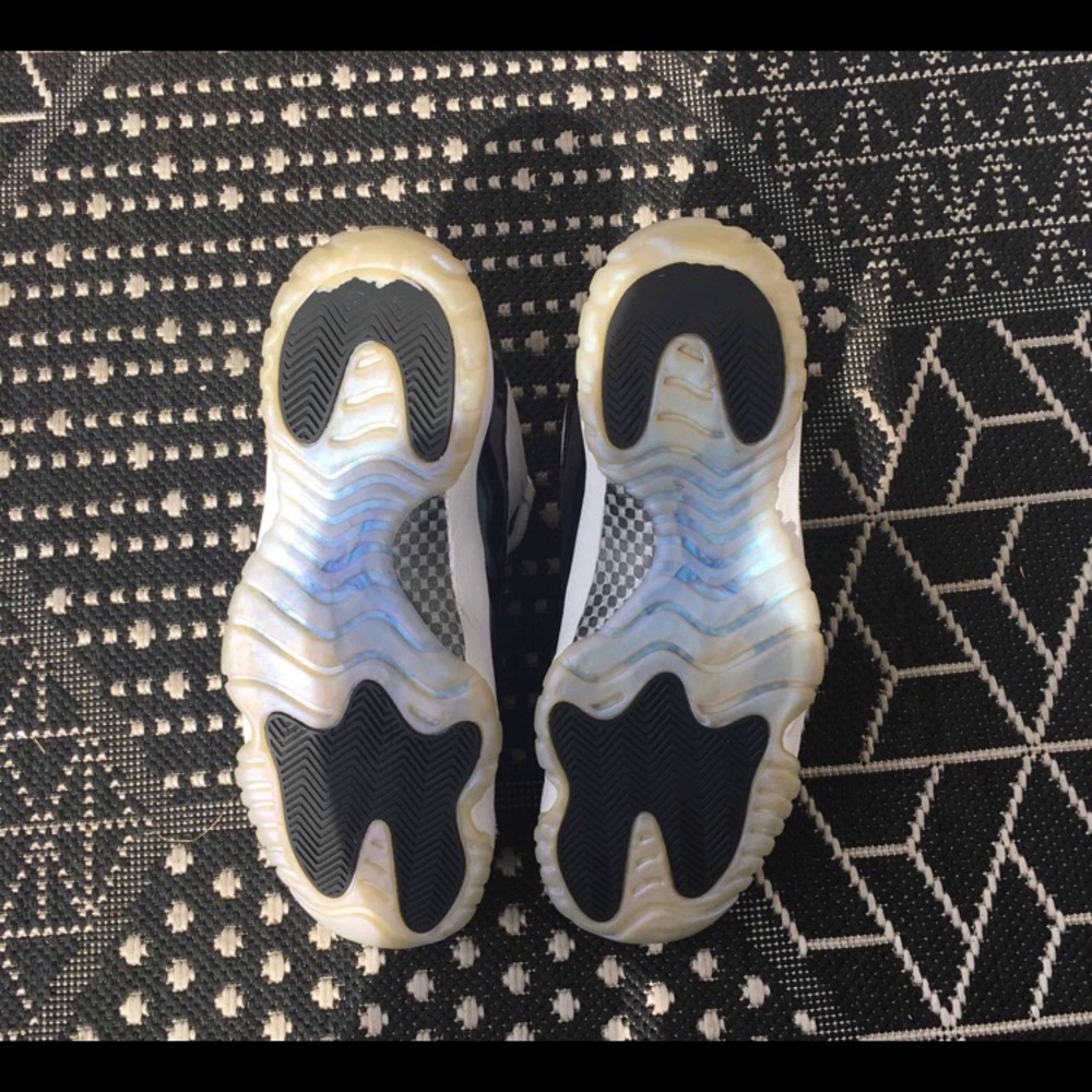 SOLD Jordan 11 Emerald/Low Iridescent - Picture 4 of 5